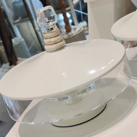 مضيفة اكرلك  مع قاعدة معدني مع غطاء حجم كبير