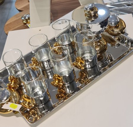 طقم < صينية معدن فضي > + < 6 كاسات شاي قاعدة معدن فضي > + < سكريه معدن فضي >