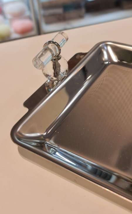 صينية معدن فضي مع يدين بلاستيك