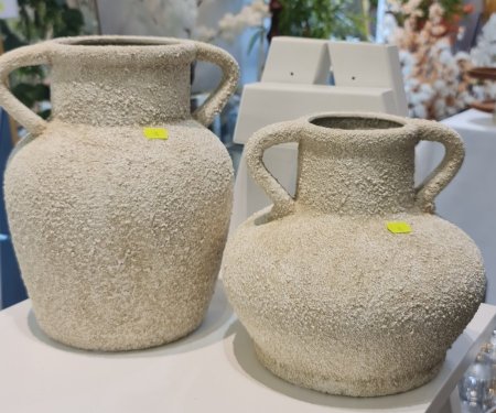 فازه حجري مخشن مع ذانتين كبار شكل جره  حجم صغير