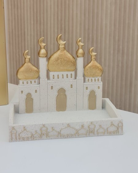 مضيفة ماذن امامها صينية  AMWAJ-8