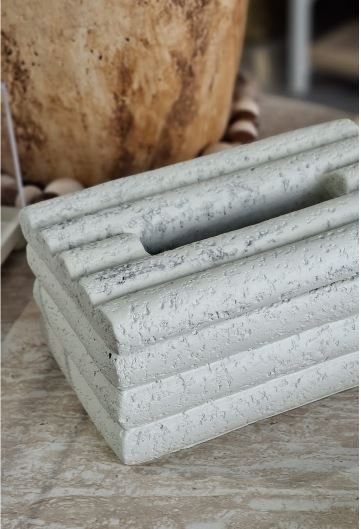 بكيت محارم كونكريت ابيض منمش مع غطاء حز اسطواني