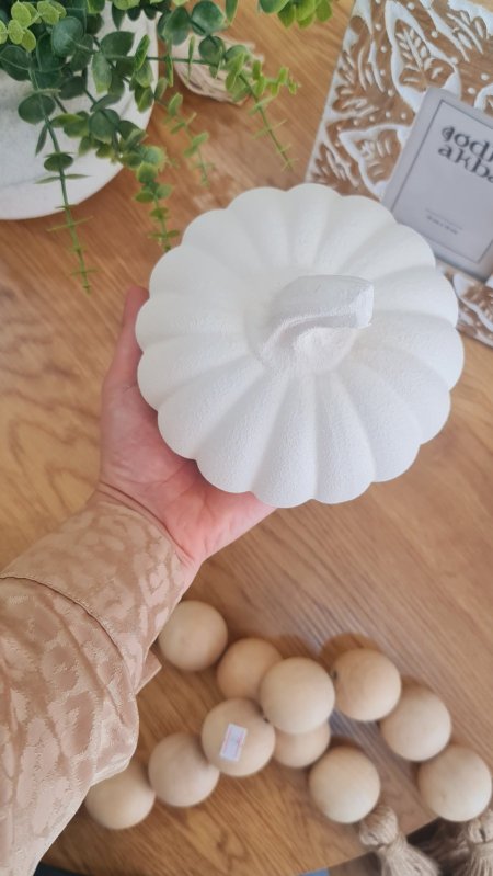 تحفة شكل يقطينة سيراميك منمش  لون ابيض وبني  حجم صغير