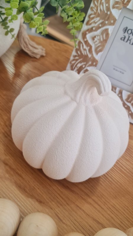 تحفة شكل يقطينة سيراميك منمش  لون ابيض وبني  حجم وسط