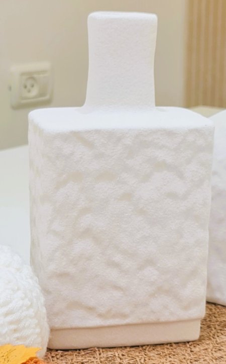 فازه ملمس حجري مع عنق  حجم صغير لونين ابيض وسكني