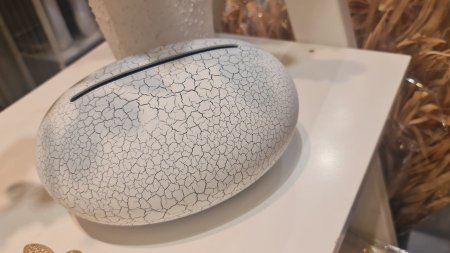 بكيت محارم بلاستيك  رسمه حجر متشقق بيضاوي ابيض