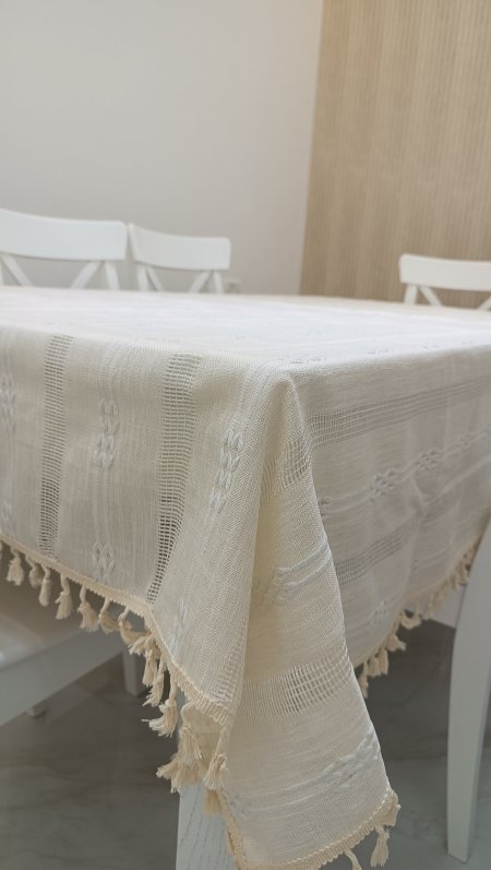 شرشف طاوله قماش لون بيج مطرز مع شراشيب مقاس 220 سم * 140 سم
