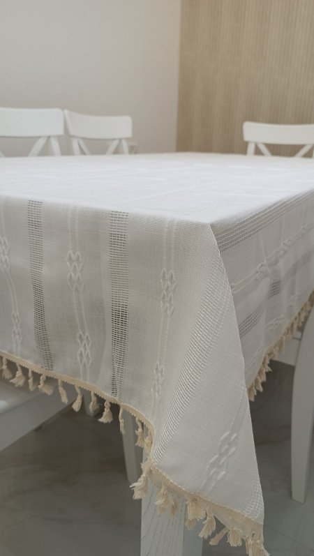 شرشف طاوله قماش لون ابيض مطرز  مع شراشيب  مقاس 220 سم * 140 سم