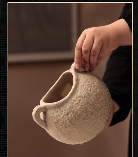 فازة جرة لون طحيني مع ذانتين